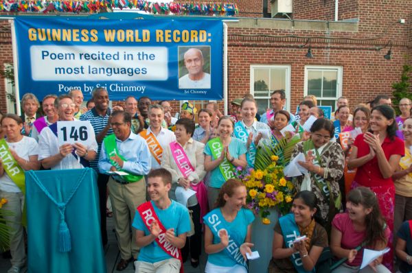05 Ashrita Furman with Carl Lewis and readers after reaching 146 languages.jpg
